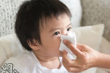 Nguyen nhan gay nghet mui o tre so sinh hinh anh