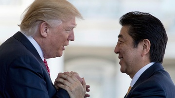 Ngoai giao san golf, Abe ky vong 'lay long' Trump hinh anh