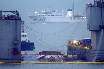 Pha Sewol 'tro ve' sau 3 nam nam duoi day bien hinh anh