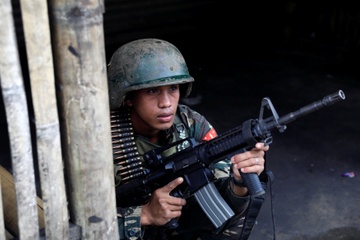 Binh si Philippines gap kho khi doi dau phien quan o thanh thi hinh anh