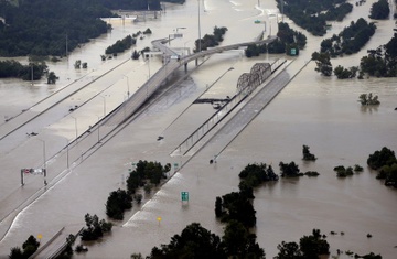 'Bien nuoc' o Texas sau sieu bao Harvey nhin tu tren cao hinh anh