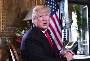 Dau nam, Trump khoi mao mot loat cuoc chien moi tren mang xa hoi hinh anh
