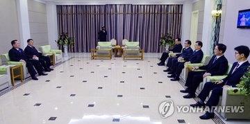 Ong Kim Jong Un lan dau an toi voi dac phai vien Han Quoc hinh anh