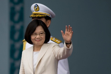 TT Trump ky thong qua luat ve Dai Loan, choc gian Trung Quoc hinh anh