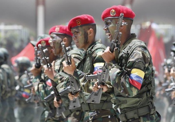 TT Maduro pho truong suc manh quan su trong le mung quoc khanh hinh anh