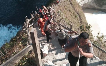 Du khach Viet thiet mang do bi song cao 6 m cuon troi khi du lich Bali hinh anh