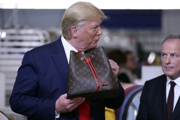 Tong thong Trump tham nha may moi cua Louis Vuitton o Texas hinh anh