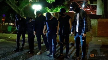 Gan 10 nguoi bieu tinh roi dai hoc Hong Kong, dau hang canh sat hinh anh