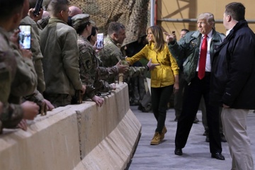 Iran doi mua rocket vao can cu TT Trump tung den tham hinh anh