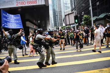Canh sat ban dan hoi cay giai tan nguoi bieu tinh o Hong Kong hinh anh