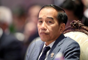 Toa Indonesia yeu cau tong thong xin loi dan vi han che Internet hinh anh