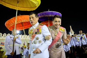 Vua Thai Lan tro thanh thach thuc doi ngoai voi Berlin hinh anh