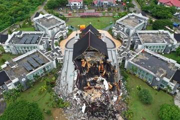 Indonesia chay dua cuu nguoi sau vu dong dat hinh anh