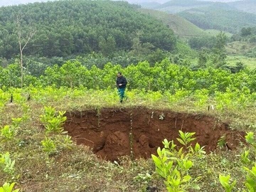 Chua xac dinh nguyen nhan xuat hien ho sau 10 m o Quang Nam hinh anh