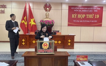 Nhan 63,7% phieu tin nhiem thap, Chu tich huyen Tien Lang xin tu chuc hinh anh