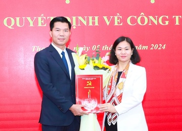 Trao quyet dinh cua Ban Thuong vu Thanh uy Ha Noi ve cong tac can bo hinh anh