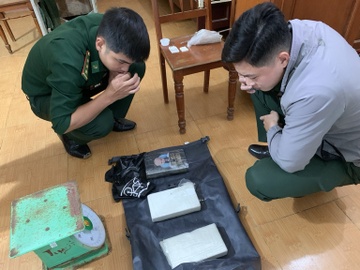 Nguoi dan phat hien gan 3 kg ma tuy tren bo bien o Quang Ngai hinh anh