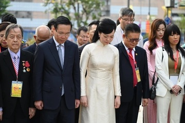 Chu tich nuoc Vo Van Thuong dang huong tuong nho Chu tich Ho Chi Minh hinh anh