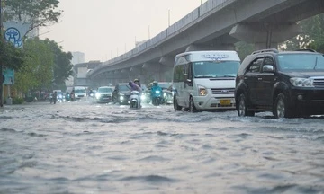 Mua lon xuyen dem, nguoi Ha Noi roi nha truoc 6h van khong thoat tac hinh anh