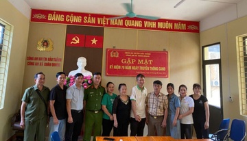 Trao tra boc vang cho nguoi bo quen trong do tu thien vung lu hinh anh