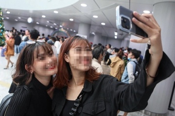 Khach metro so 1 hon nhien lot bo trang phuc, chom ra cua so 'song ao' hinh anh