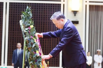 Tong Bi thu dan dau doan Viet Nam vieng dong chi Khamtay Siphandone hinh anh