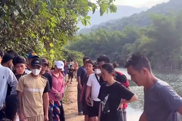 Cong ban lao ra ho cuu be trai, 2 thanh nien tu vong hinh anh