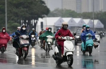 Mien Bac mua to cuc bo vao chieu va dem hinh anh