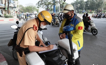Nam 2025, xe may vuot den do bi phat bao nhieu tien? hinh anh