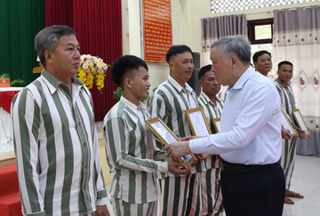 Pho Thu tuong Nguyen Hoa Binh du Le cong bo quyet dinh dac xa hinh anh