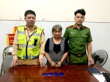 Phát hiện người phụ nữ mang theo 800 viên hồng phiến