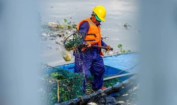 Dọn cá chết nổi trắng kênh Nhiêu Lộc ở TP.HCM