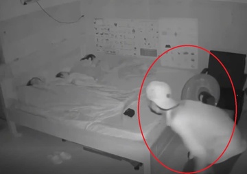 Canh tuong thot tim khi nguoi phu nu xem lai camera phong ngu hinh anh