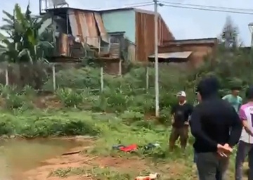 Choi gan ao nuoc tuoi ca phe, 2 hoc sinh duoi nuoc, tu vong thuong tam hinh anh