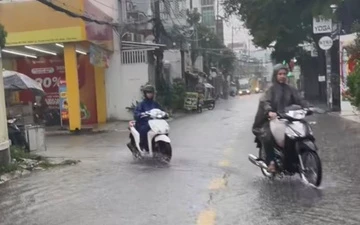 Bầu trời TP.HCM xám xịt, mưa lớn xuất hiện sau nắng nóng gay gắt