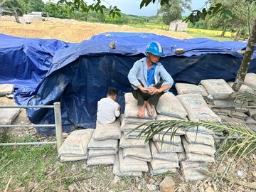 Vụ 200 tấn xi măng 'hóa đá': Tạm đình chỉ công tác một chủ tịch xã