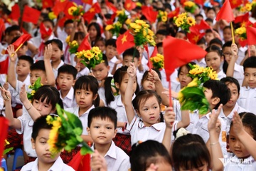 Trinh Quoc hoi mien hoc phi truong cong, ho tro hoc sinh truong tu hinh anh