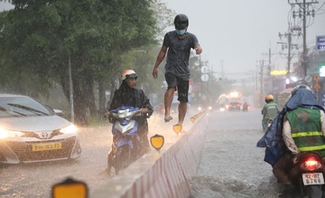 Ranh ap thap hoat dong manh, TP.HCM mua trien mien hinh anh