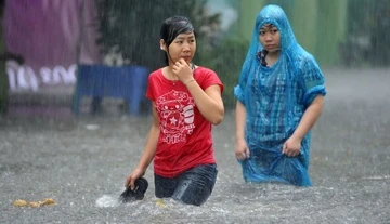 Mien Bac mua nhu trut nuoc, nguy co don 100 mm/3h hinh anh