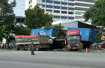 Hai xe dau keo cung lao vao cua hang sau va cham o Binh Duong hinh anh