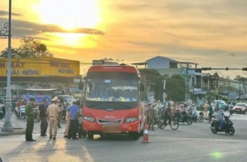 Oto khach va cham xe may, hai nguoi tu vong hinh anh