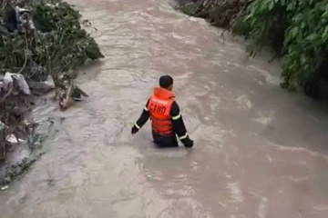 Tim kiem be gai 11 tuoi nghi bi nuoc cuon o Dong Nai hinh anh