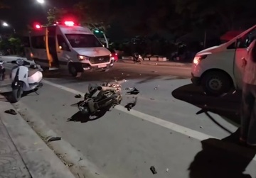 Tai xe roi hien truong tai nan, mac nan nhan quan quai tren duong hinh anh