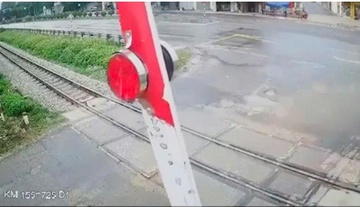 Clip tai xe xe ben co tinh dam hong gac chan khi tau dang den hinh anh