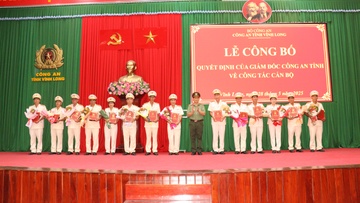 40 can bo Cong an tinh Vinh Long nghi huu truoc tuoi hinh anh