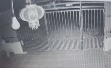 Khoảnh khắc người đi xe máy lao thẳng ‘Hố tử thần’ sâu 10 m