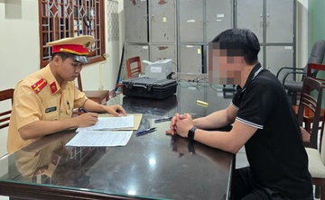 Tai xe lui xe tren cao toc Ha Noi - Thai Nguyen bi phat 35 trieu dong hinh anh