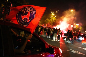 2 nguoi chet, 500 nguoi bi bat trong le mung chien thang cua PSG hinh anh