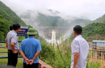 Hang loat ho thuy dien Nghe An xa lu hinh anh