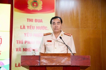 Loi xuc dong cua dai ta CA Quang Ninh ngay nhan quyet dinh nghi huu hinh anh